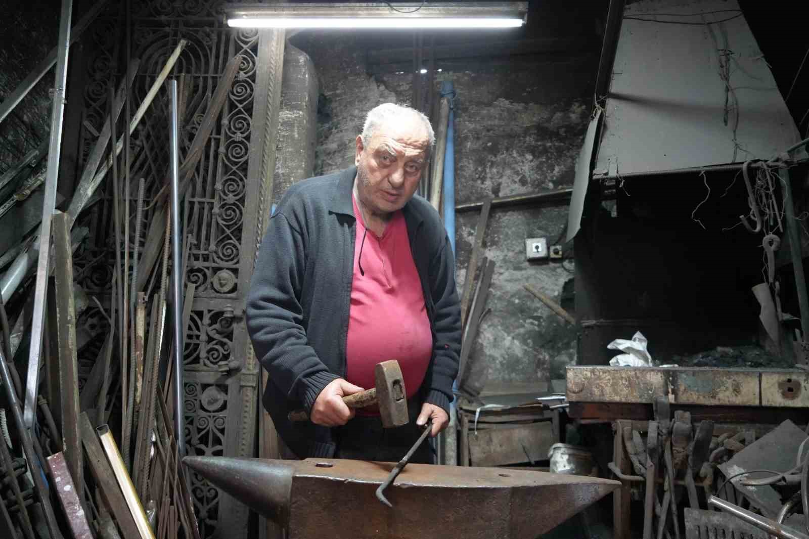 Antika avcıları ve papazlar, bu kapının peşini bırakmıyor 