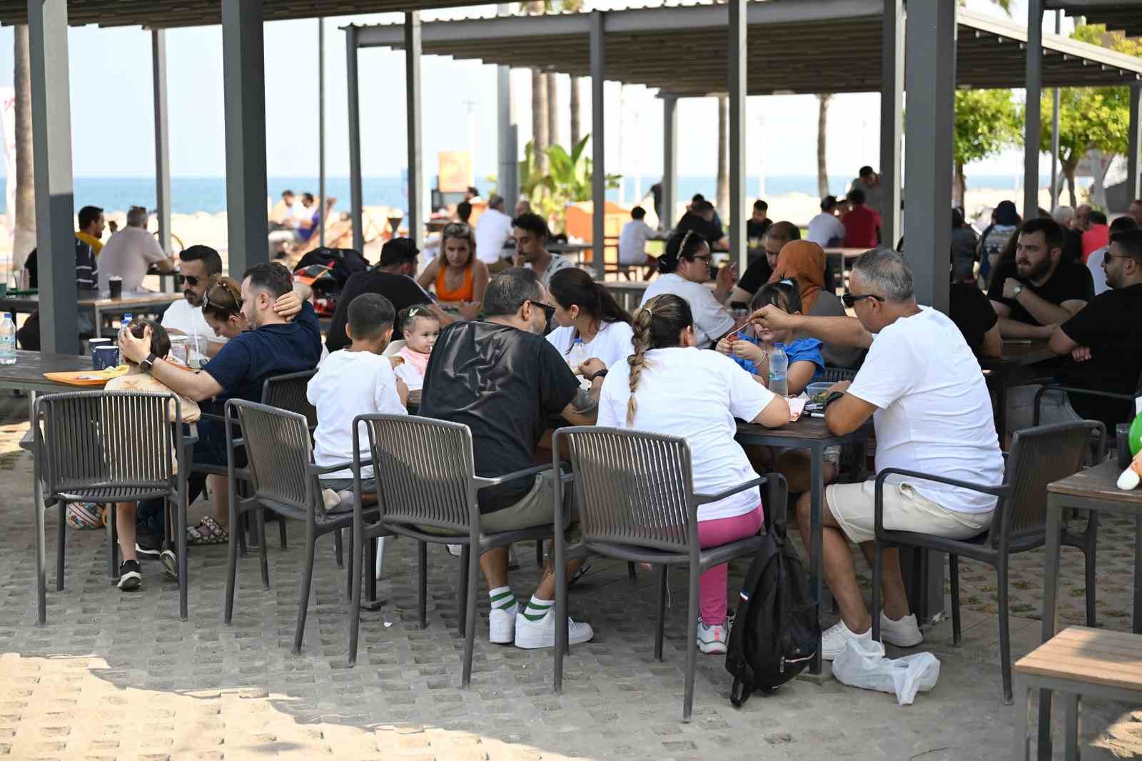 Mersin’de bayramda sahil kafelerine yoğun ilgi 