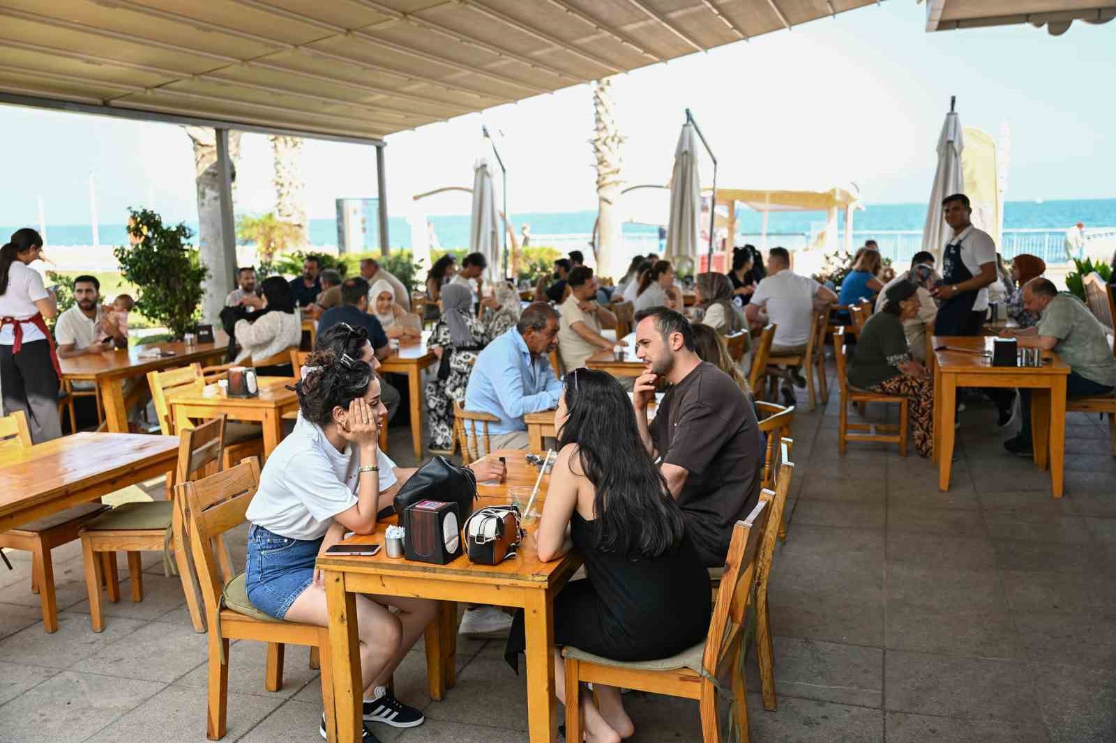 Mersin’de bayramda sahil kafelerine yoğun ilgi 