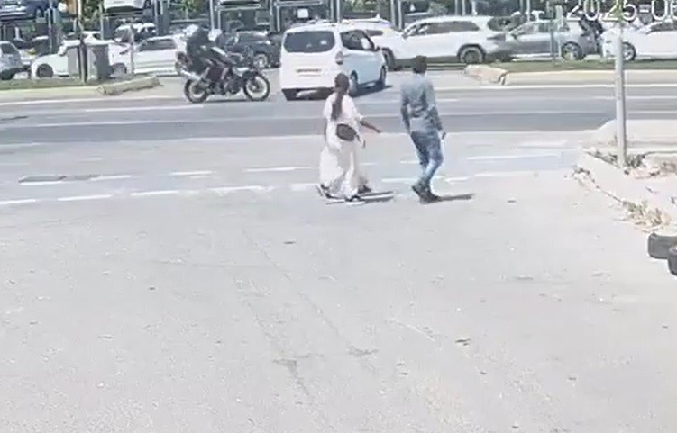 Kartal’da yürekleri ağızlara getiren kaza: İki polisin yaralandığı kaza kamerada 