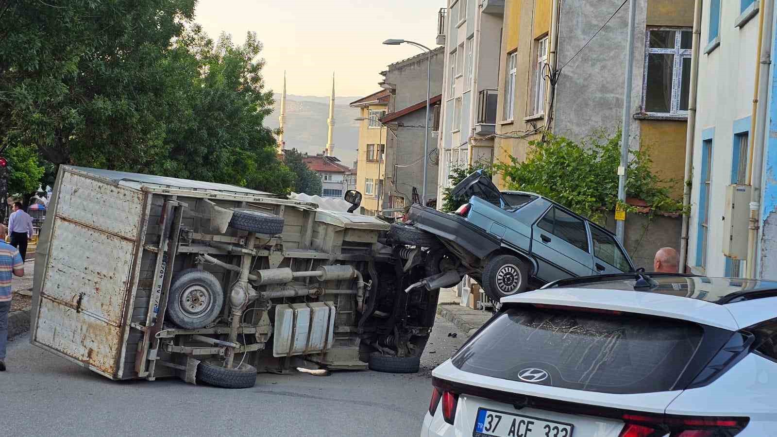 Kastamonu’da kamyonet park halindeki otomobile çarptı: 1 yaralı 