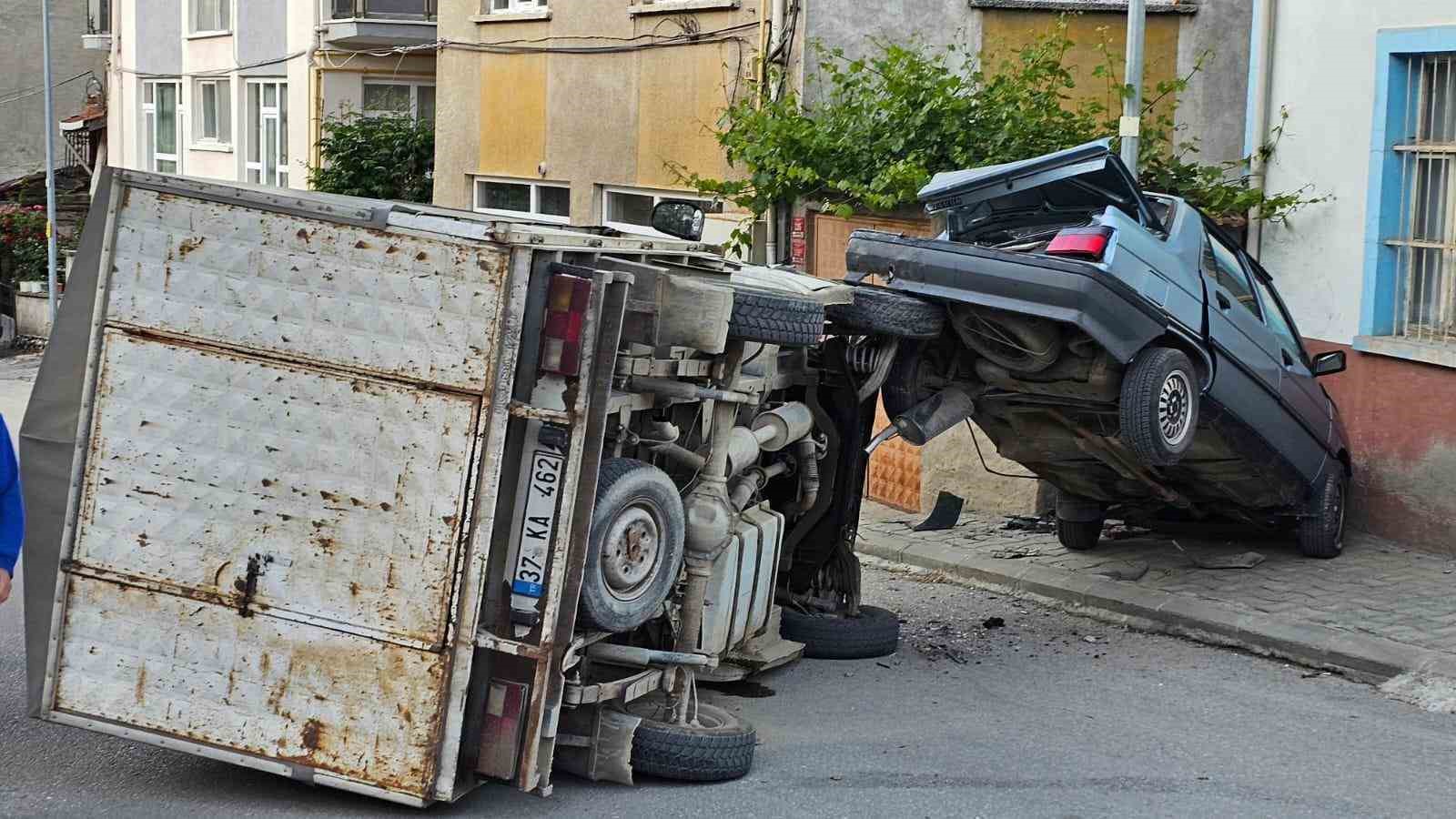 Kastamonu’da kamyonet park halindeki otomobile çarptı: 1 yaralı 