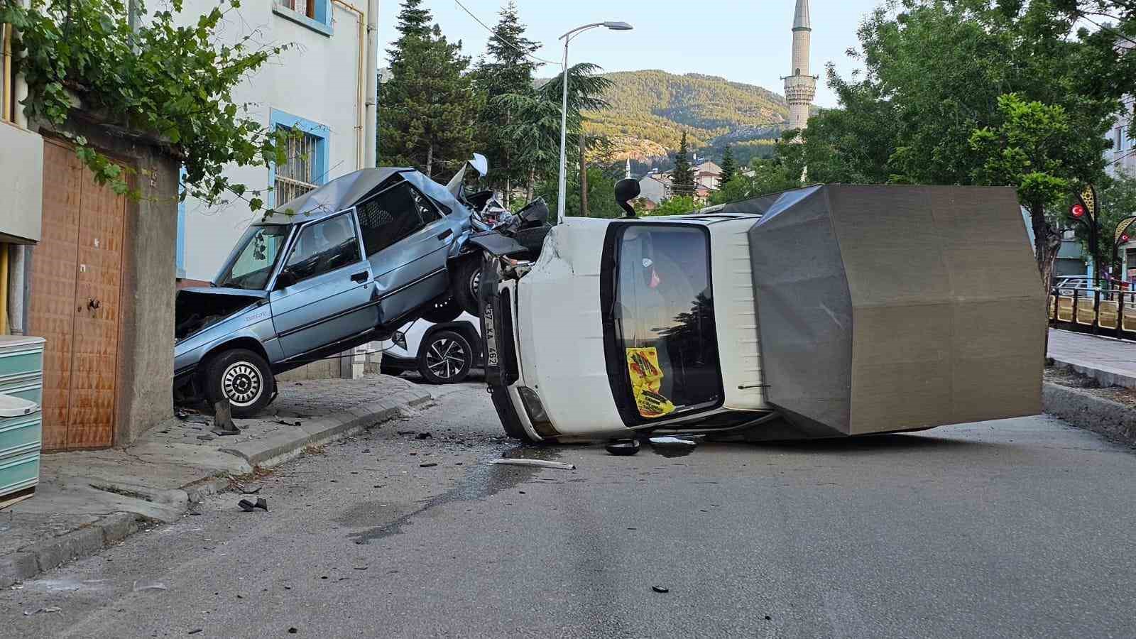Kastamonu’da kamyonet park halindeki otomobile çarptı: 1 yaralı 