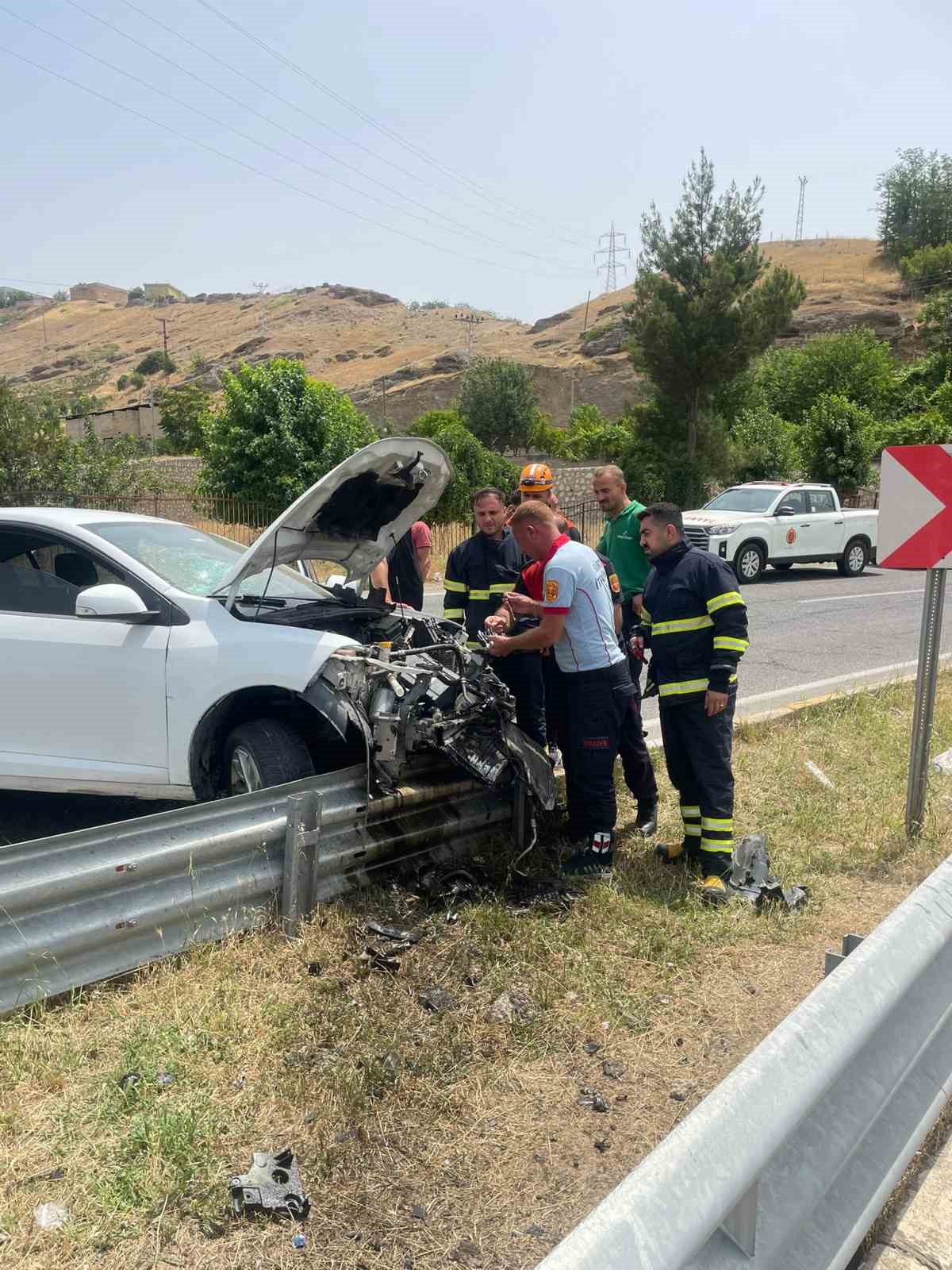 Otomobil bariyerlere çarptı, sürücü yaralandı 