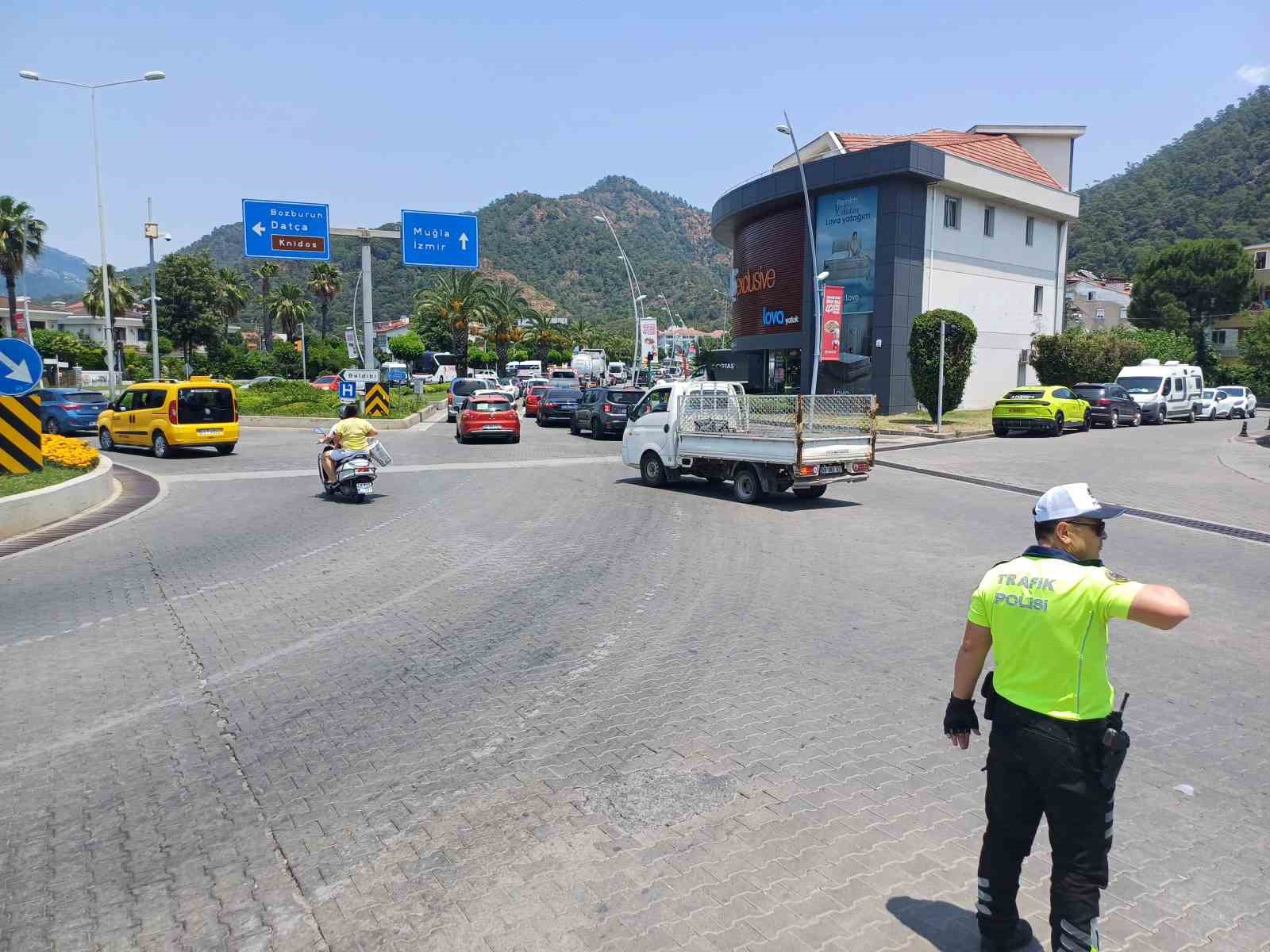 Marmaris’te tatilciler dönüş yolunda: Trafik yoğunluğu devam ediyor 