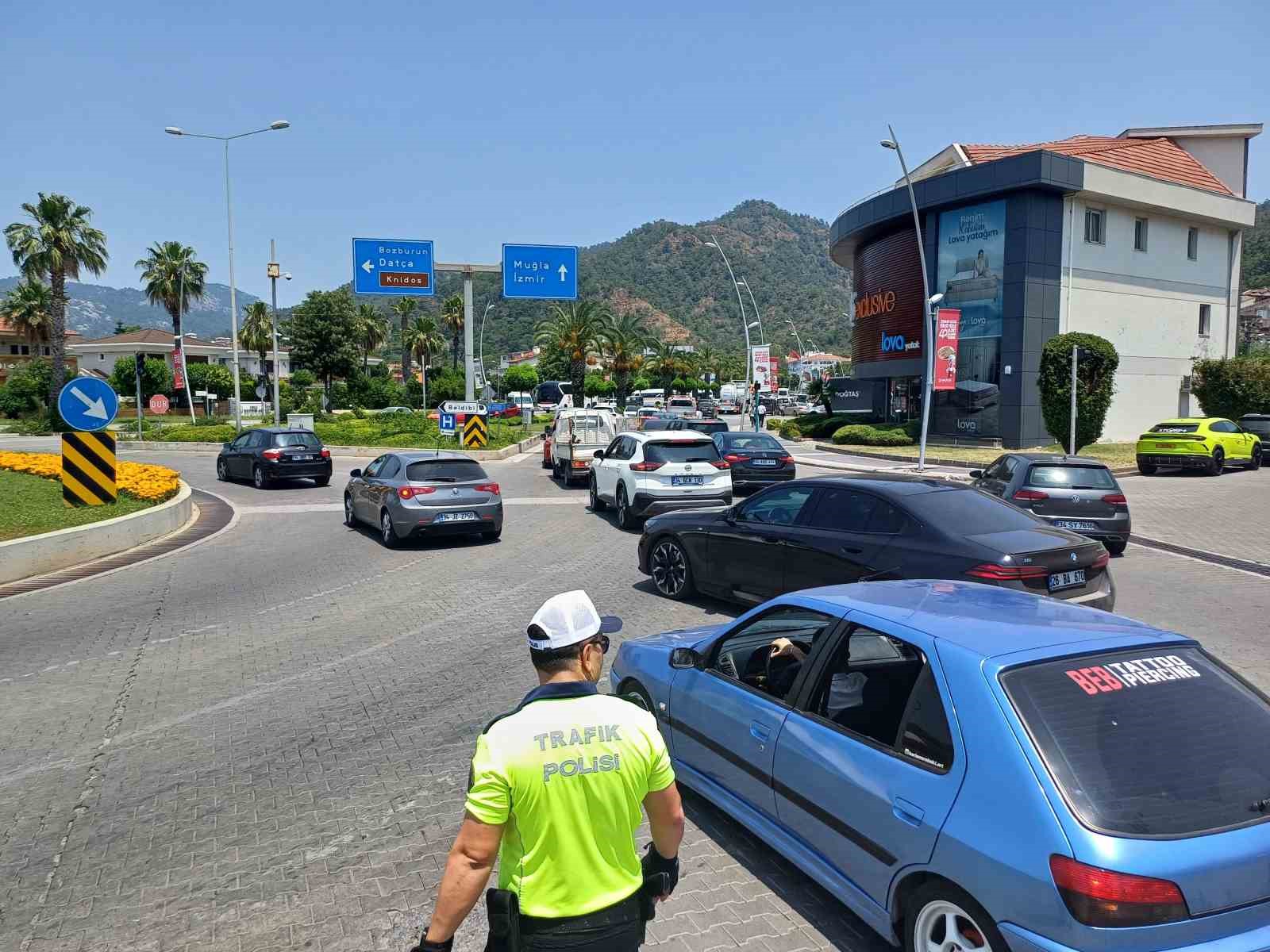 Marmaris’te tatilciler dönüş yolunda: Trafik yoğunluğu devam ediyor 
