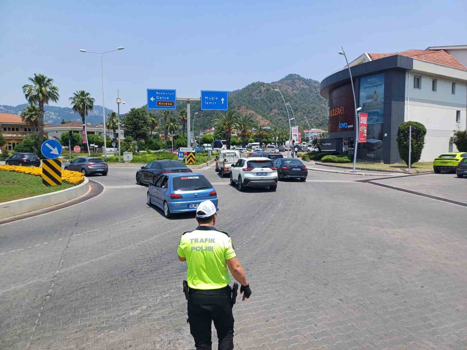 Marmaris’te tatilciler dönüş yolunda: Trafik yoğunluğu devam ediyor 