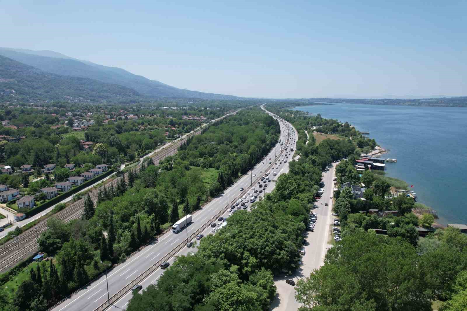 Bayramın dönüş çilesi: Otoyoldaki yoğunluk havadan görüntülendi 