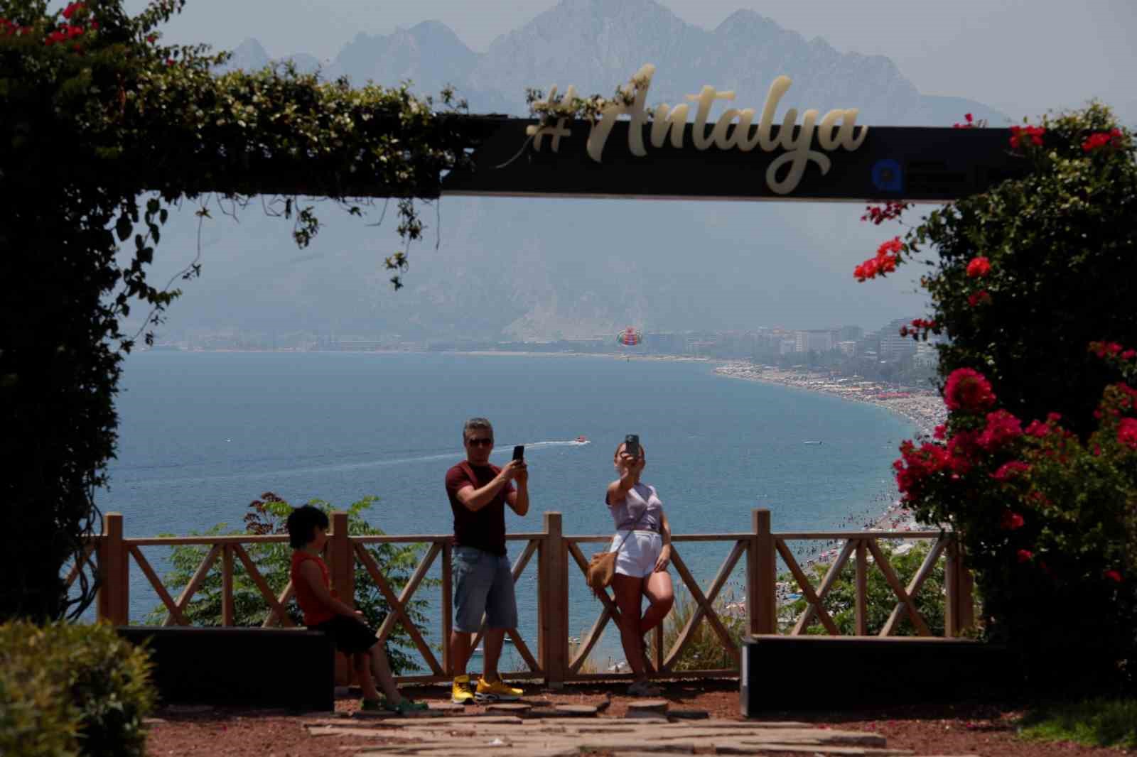Antalya’da bayramın son günü sahiller doldu 