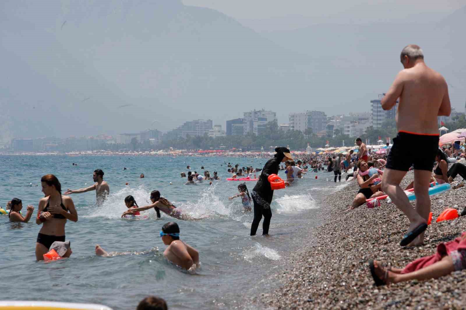 Antalya’da bayramın son günü sahiller doldu 