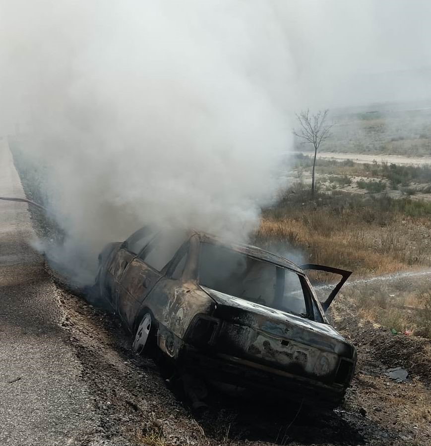 Karapınar’da otomobil yanarak kullanılamaz hale geldi 