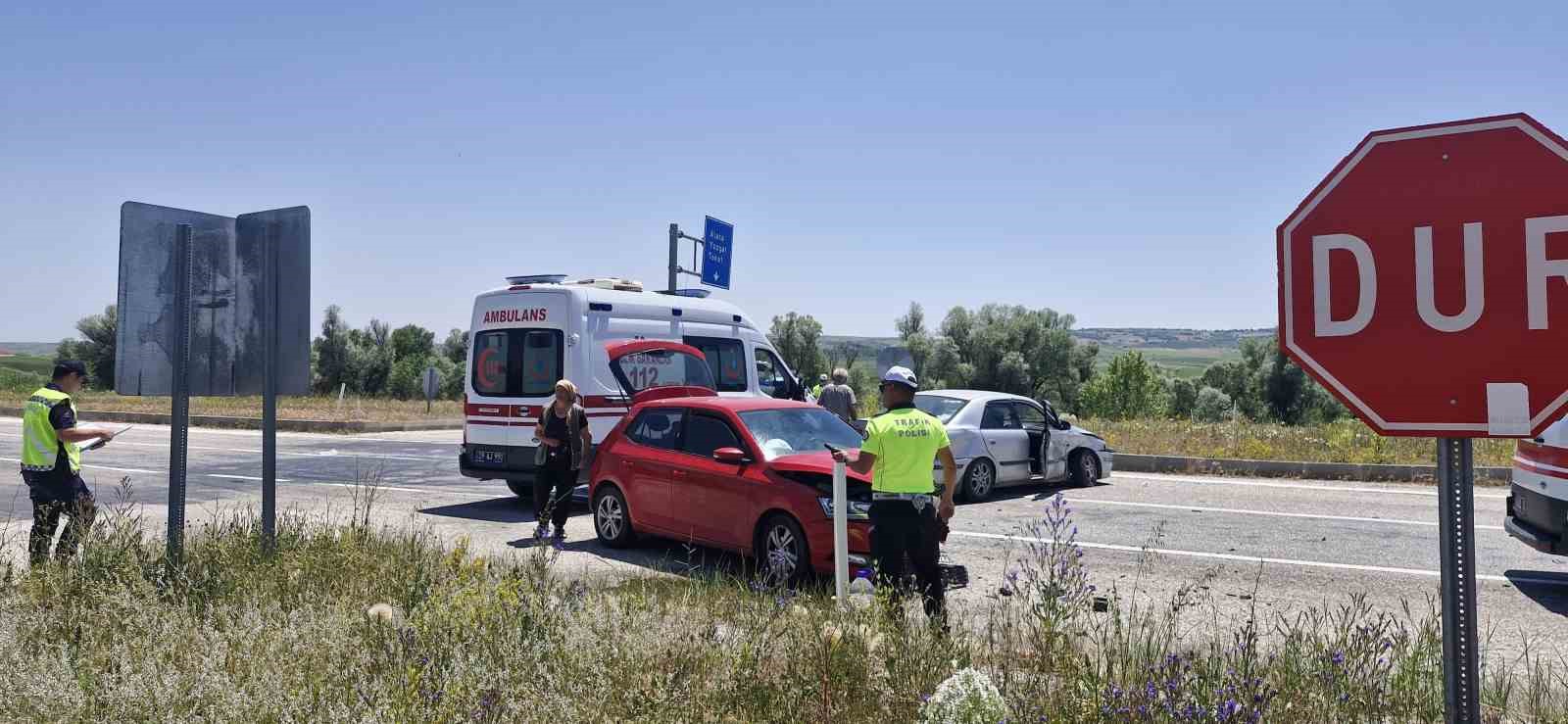 Çorum’da iki otomobil çarpıştı: 4 yaralı 