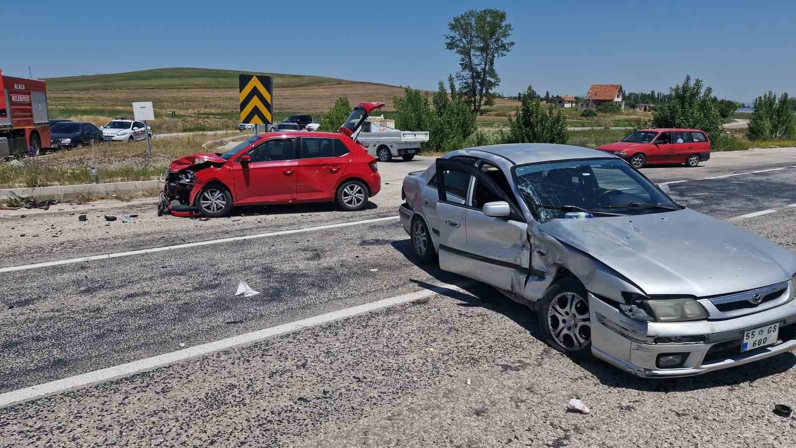Çorum’da iki otomobil çarpıştı: 4 yaralı 