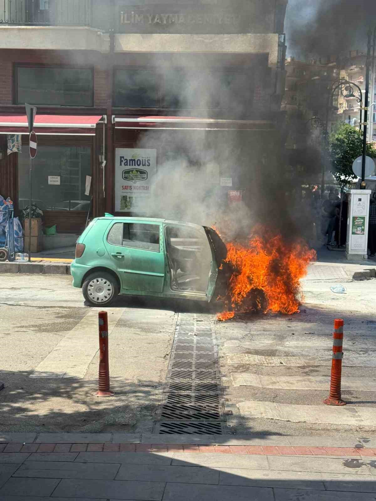 Ankara’da bir araç alev alev yandı 