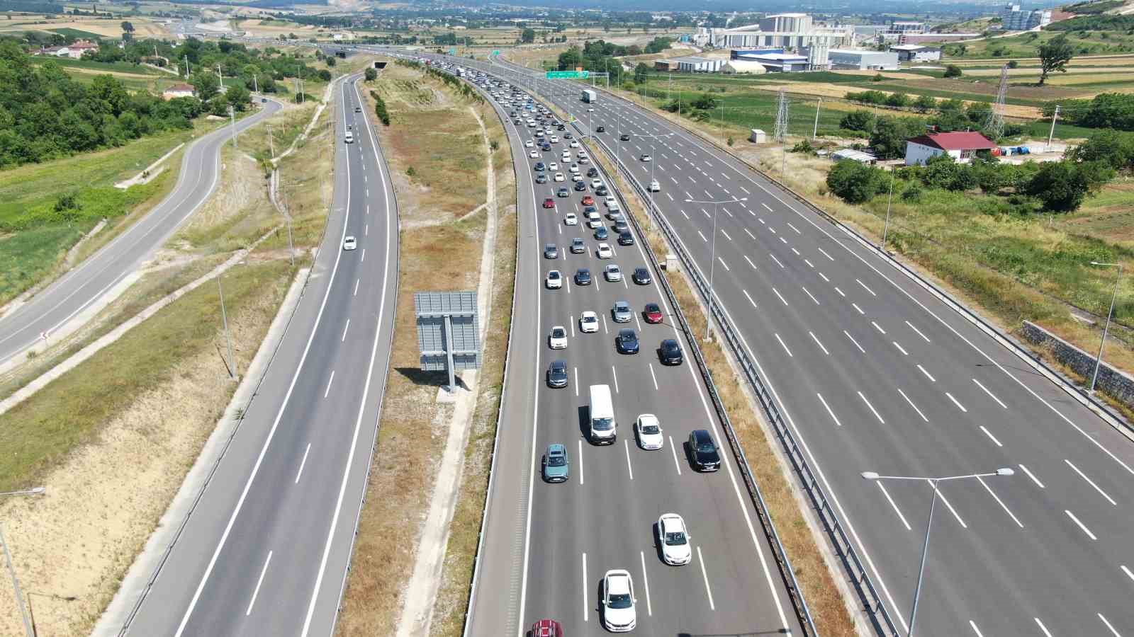Bayram tatili dönüşünde Kocaeli’de trafik durma noktasına geldi 