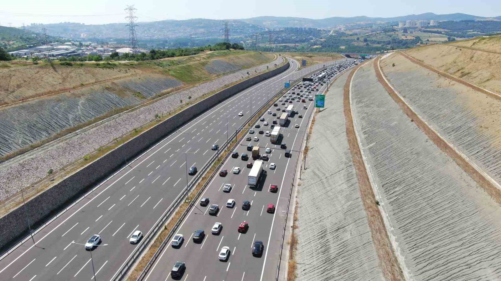 Bayram tatili dönüşünde Kocaeli’de trafik durma noktasına geldi 