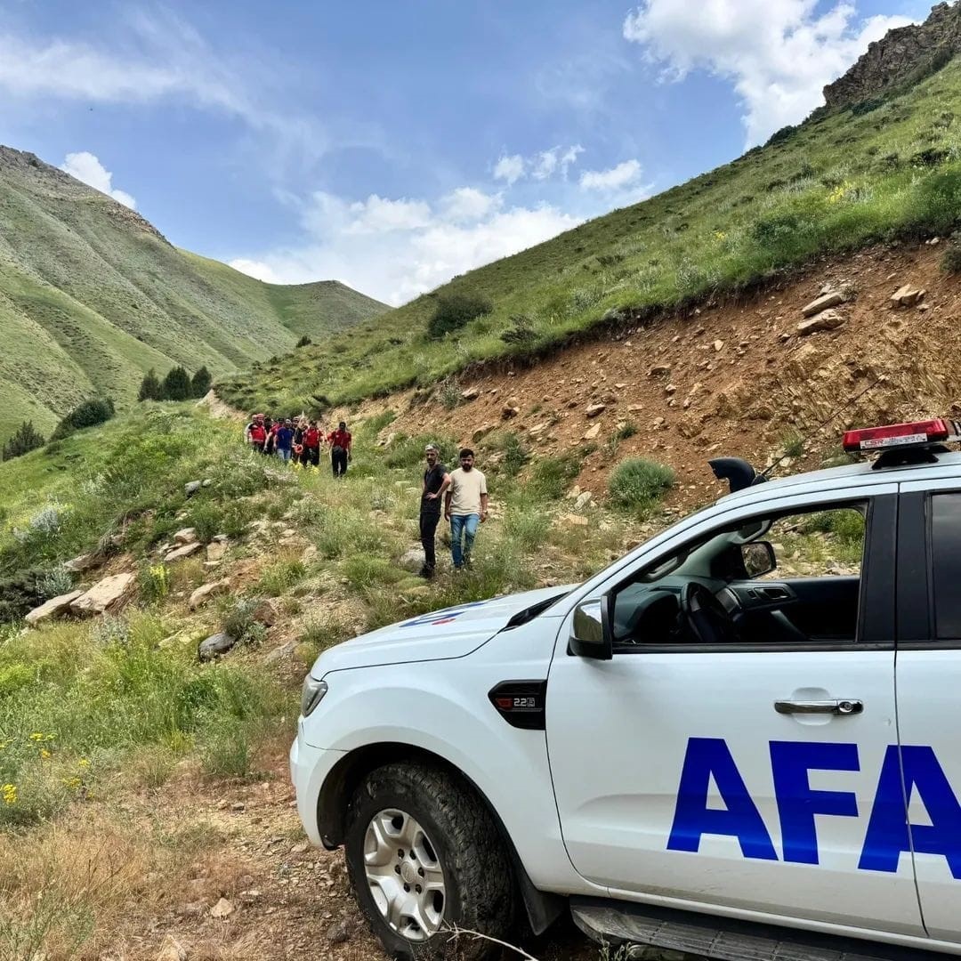 Hakkari’de dağdan düşen yaralı şahıs kurtarıldı 