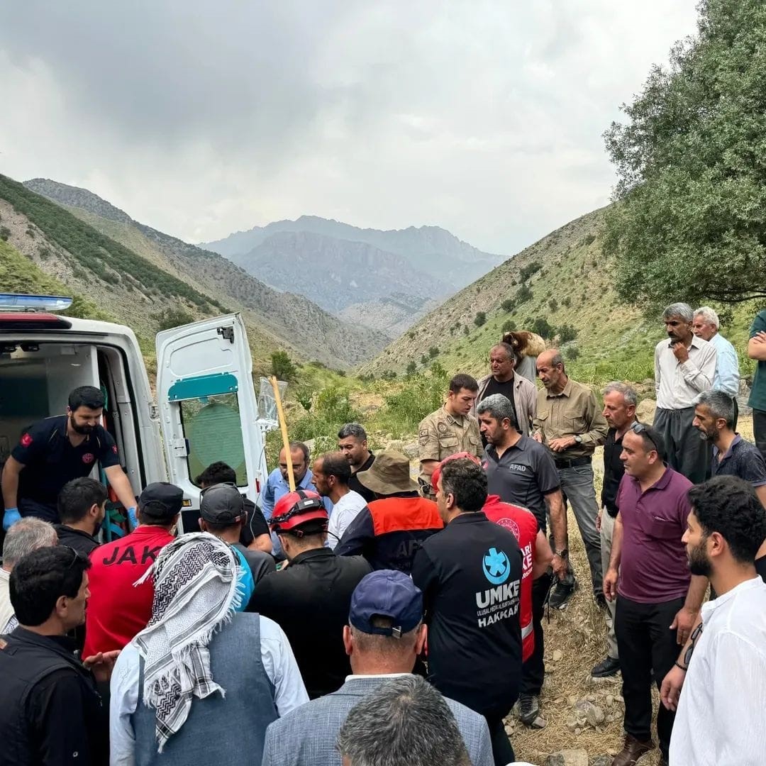 Hakkari’de dağdan düşen yaralı şahıs kurtarıldı 