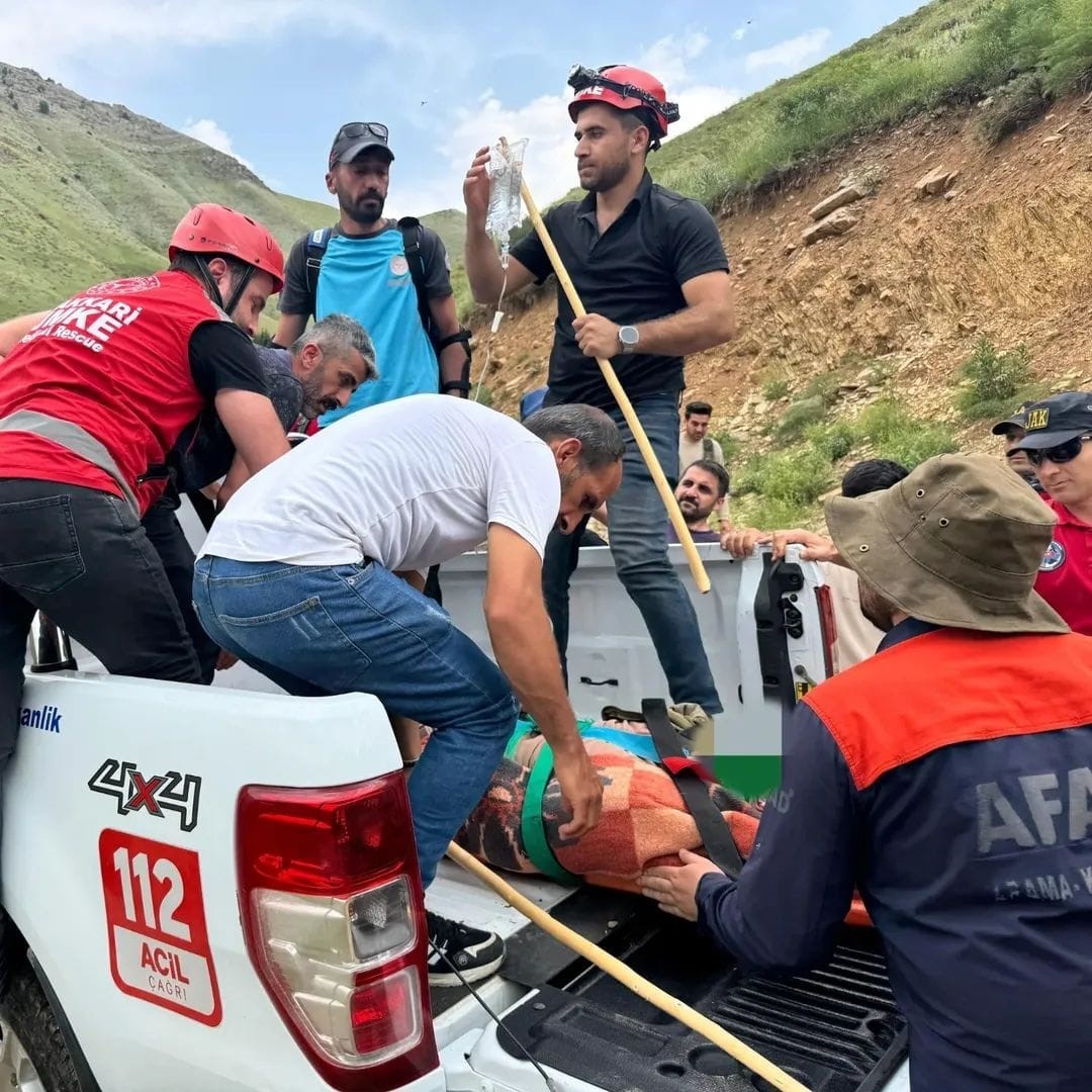 Hakkari’de dağdan düşen yaralı şahıs kurtarıldı 