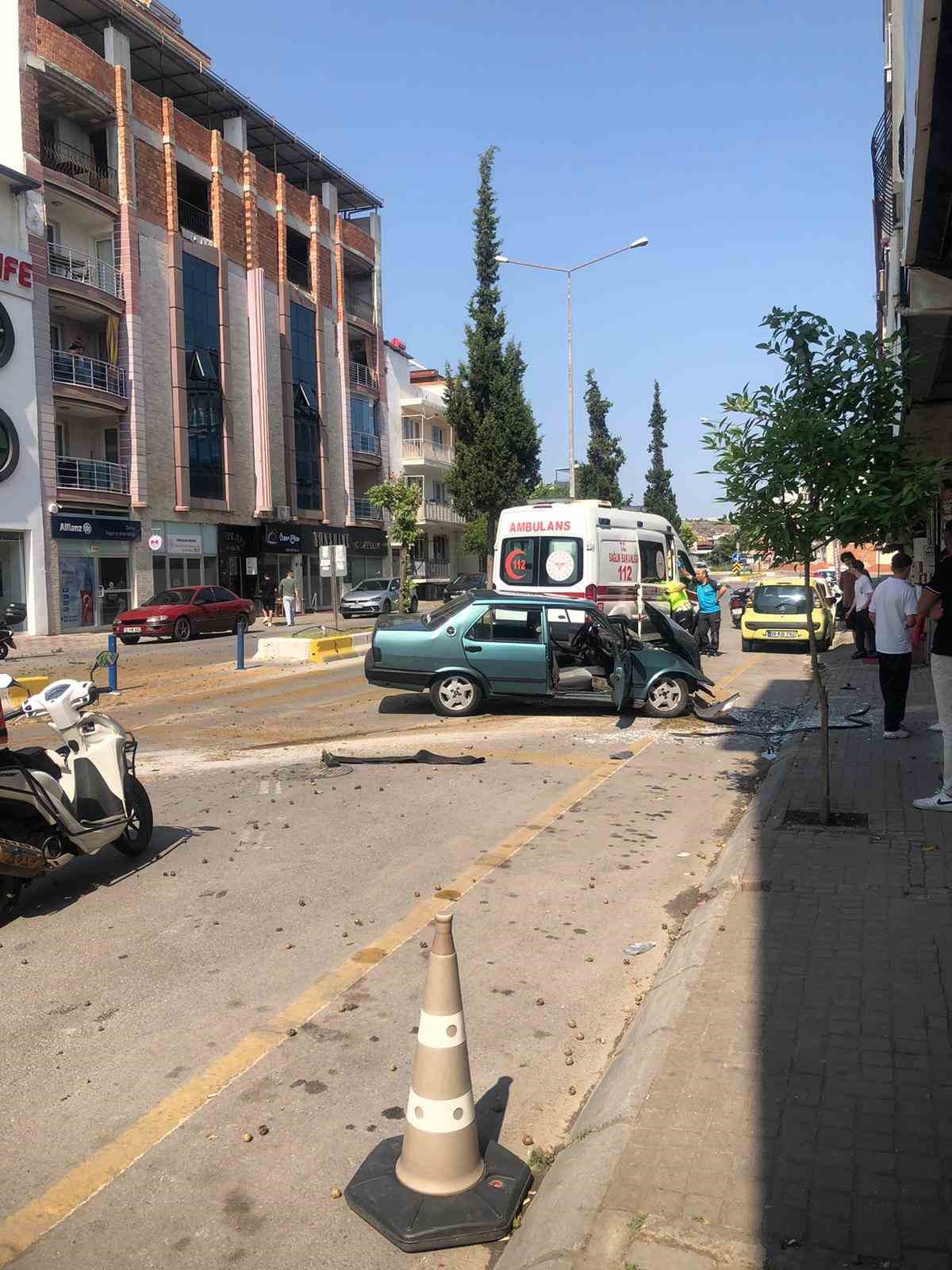 Tofaş otomobil ağaca çarptı: 1’i çocuk 3 yaralı 