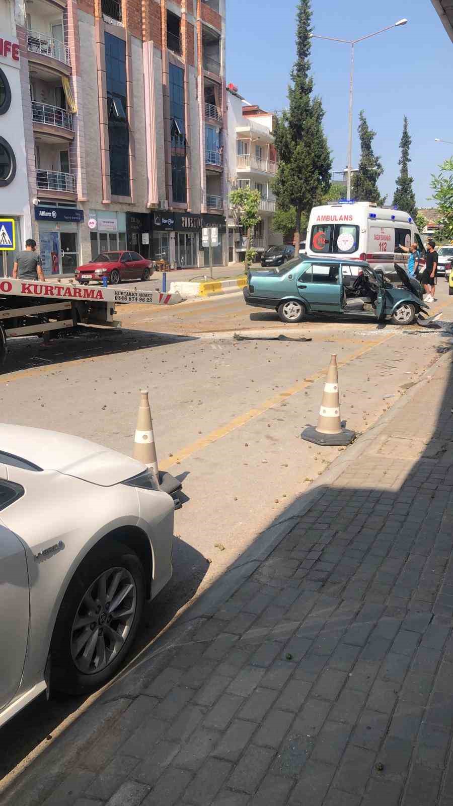 Tofaş otomobil ağaca çarptı: 1’i çocuk 3 yaralı 