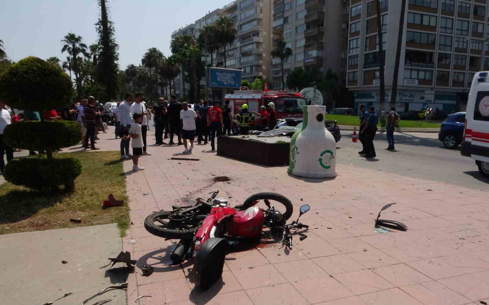 Otomobil ve motosikletler çarpıştı: 1’i ağır 3 yaralı 