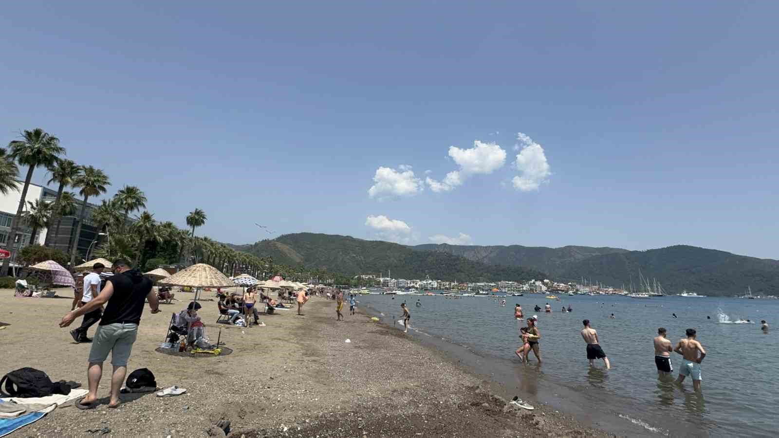Marmaris’te mavi bayraklı halk plajında vatandaştan ’cankurtaran’ ve ’soyunma kabini’ tepkisi 