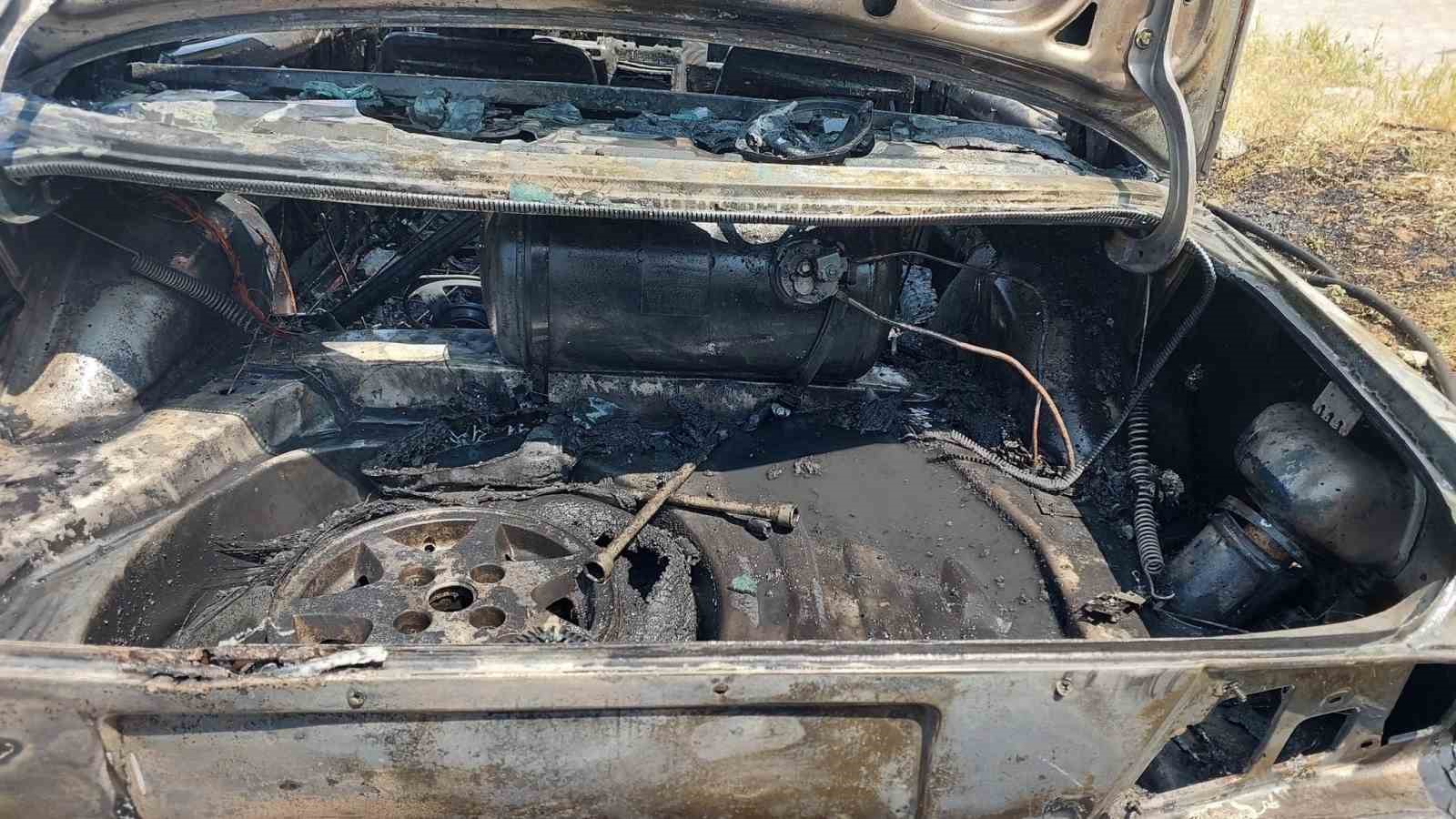 Burdur’da park halindeki otomobil alev alev yandı 