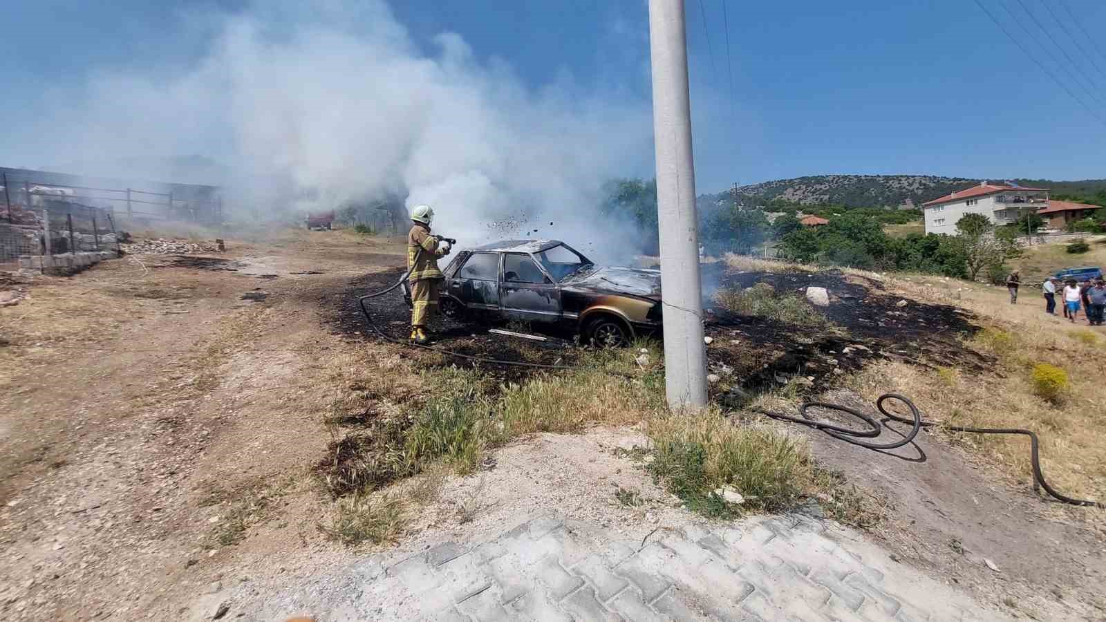 Burdur’da park halindeki otomobil alev alev yandı 