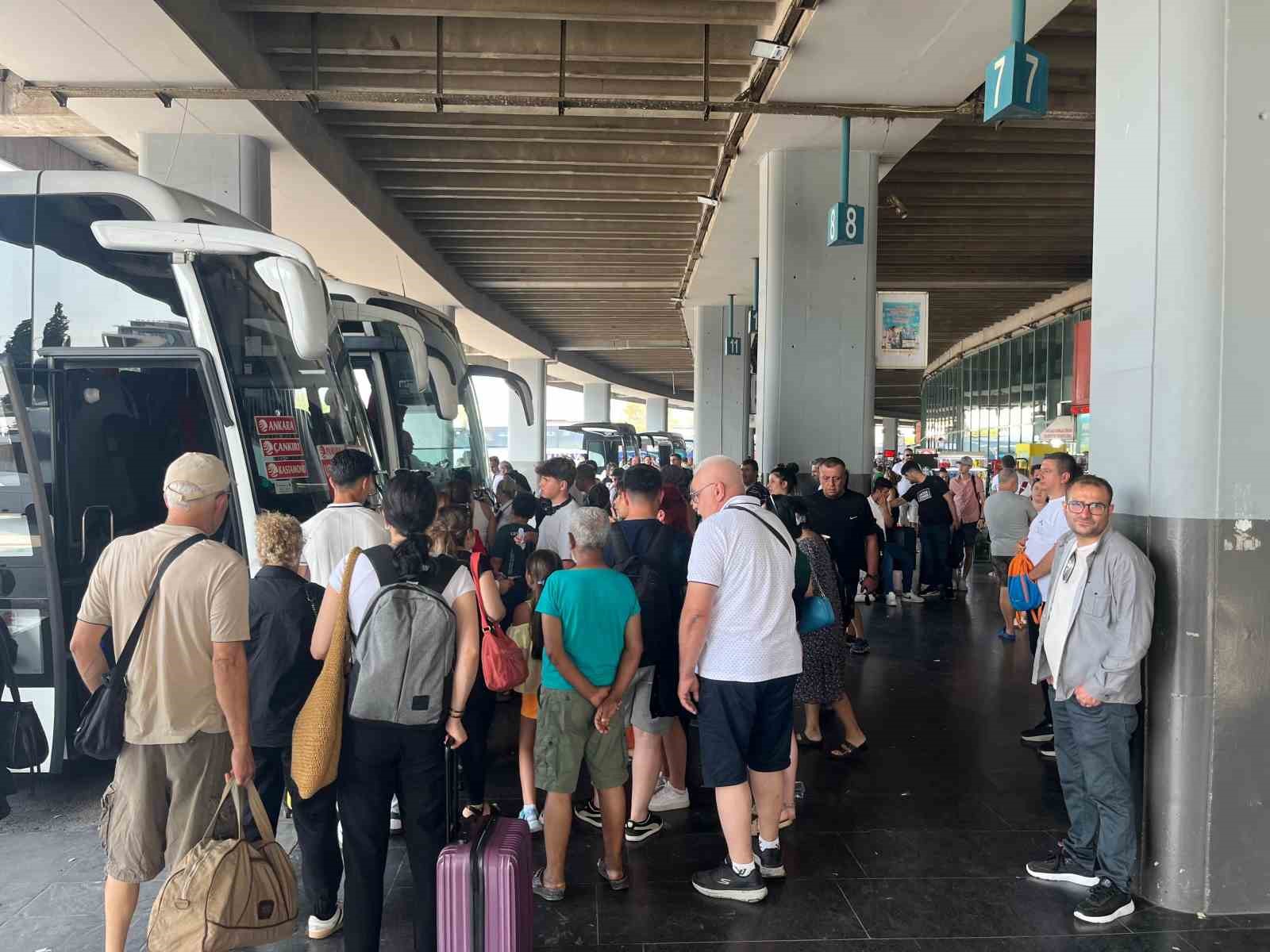 İzmir Otogarı’nda bayram tatili dönüşü yoğunluğu