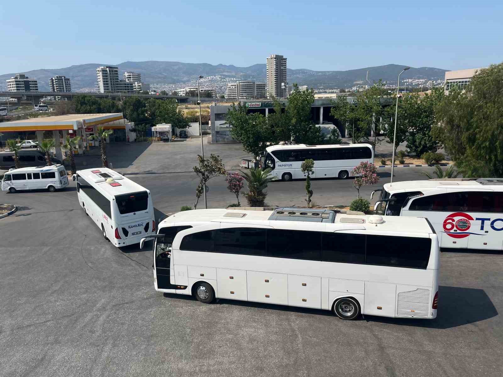 İzmir Otogarı’nda bayram tatili dönüşü yoğunluğu 