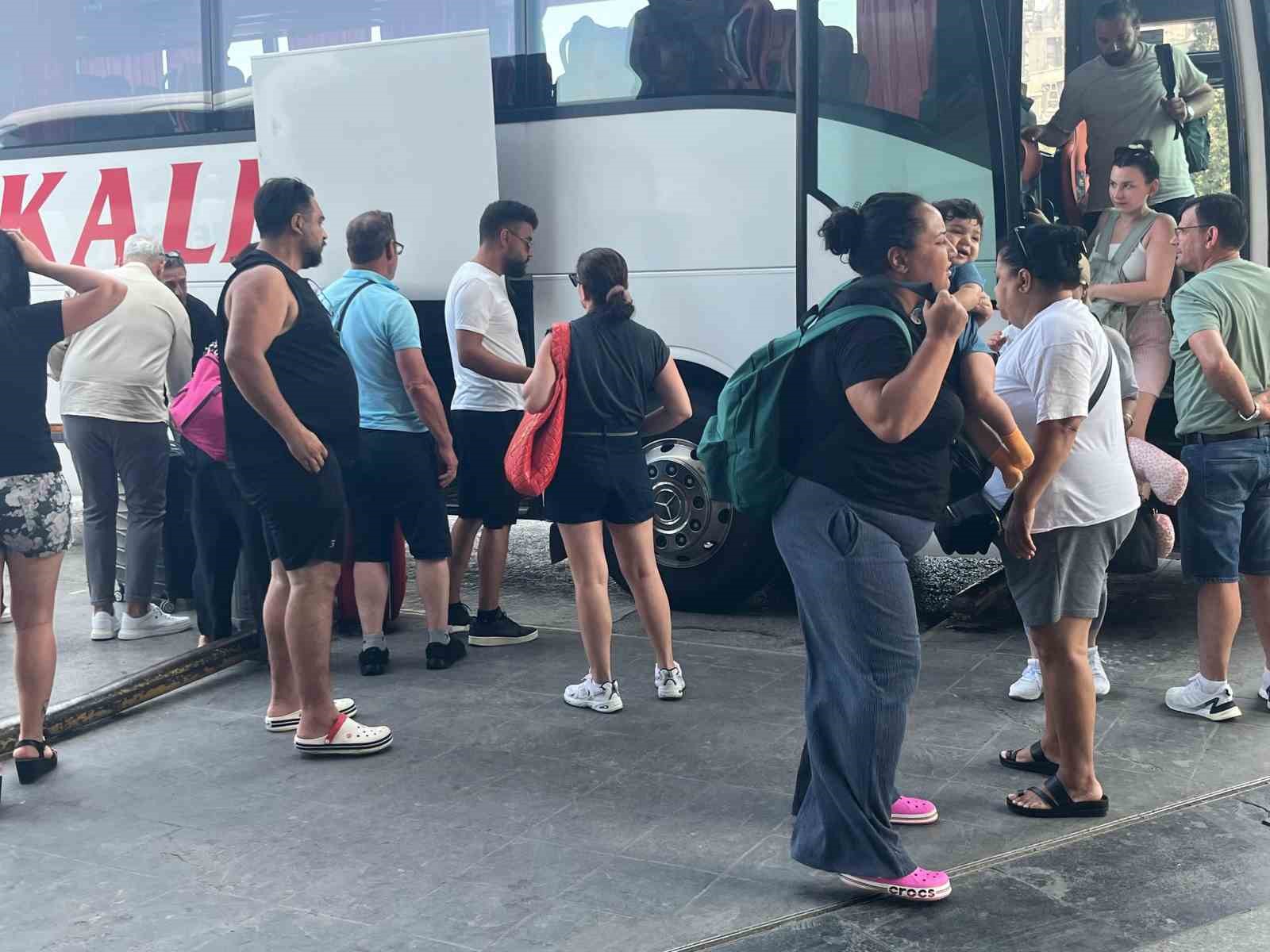 İzmir Otogarı’nda bayram tatili dönüşü yoğunluğu 
