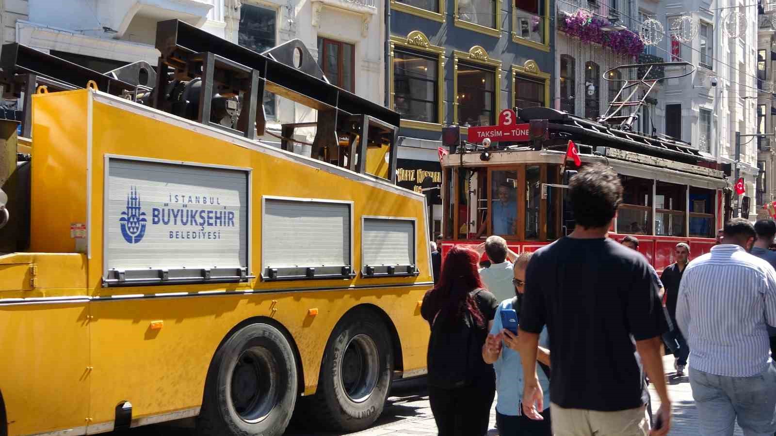 Taksim’de nostaljik tramvay arızalandı, yerine akülü tramvay devreye girdi 