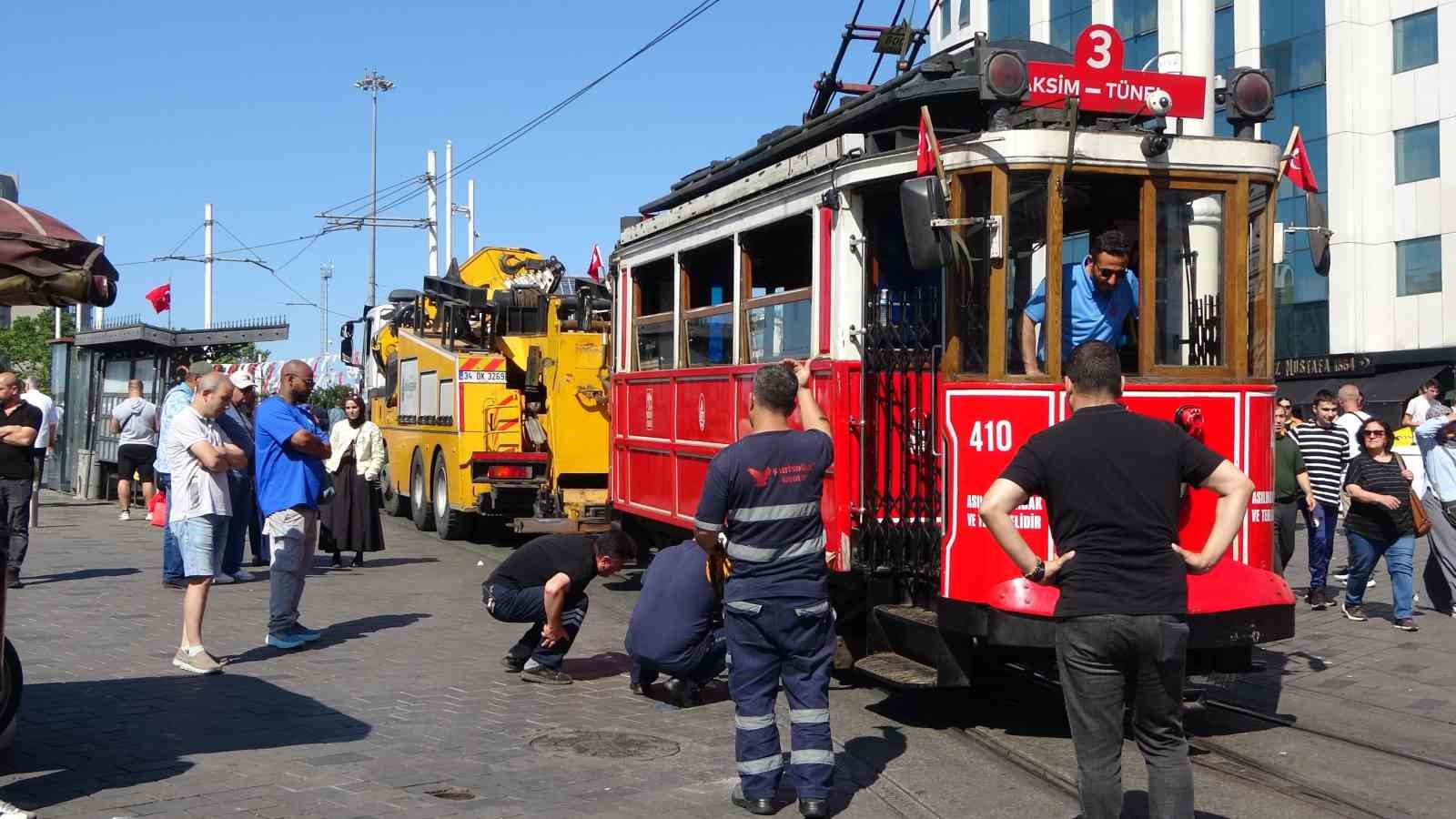 Taksim’de nostaljik tramvay arızalandı, yerine akülü tramvay devreye girdi 