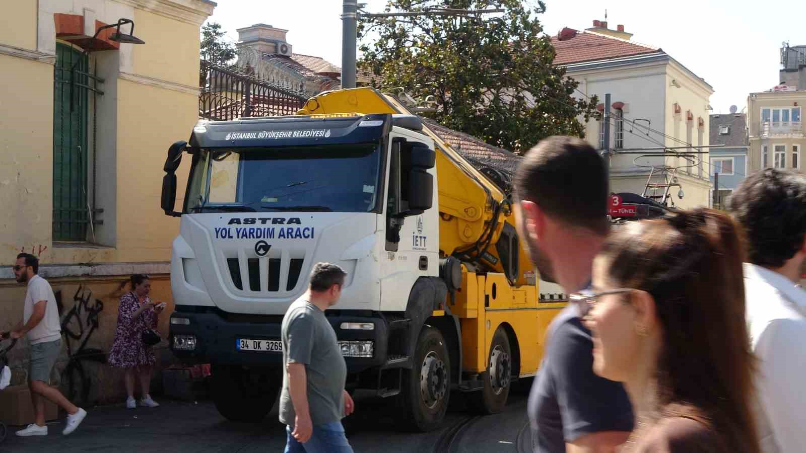 Taksim’de nostaljik tramvay arızalandı, yerine akülü tramvay devreye girdi 