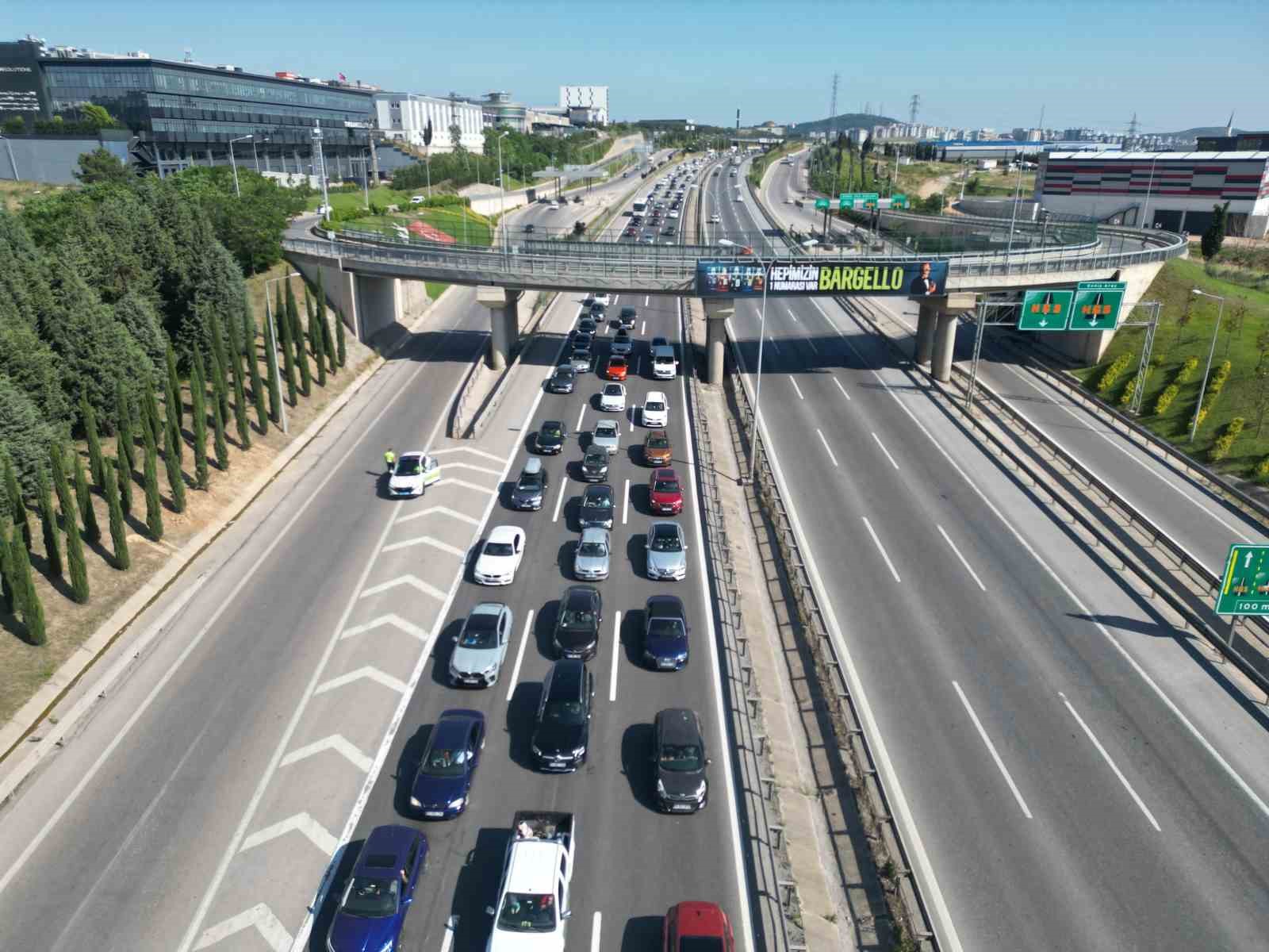 Kurban Bayramı dönüşünde kilometrelerce trafik kuyruğu oluştu 