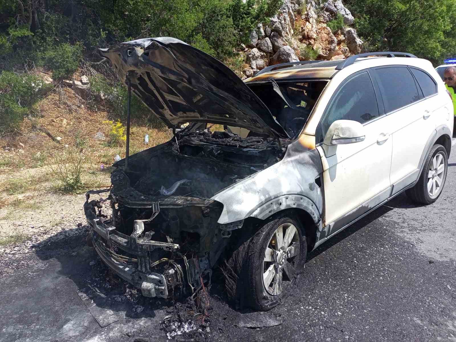 Antalya’da seyir halindeki cip alev aldı 
