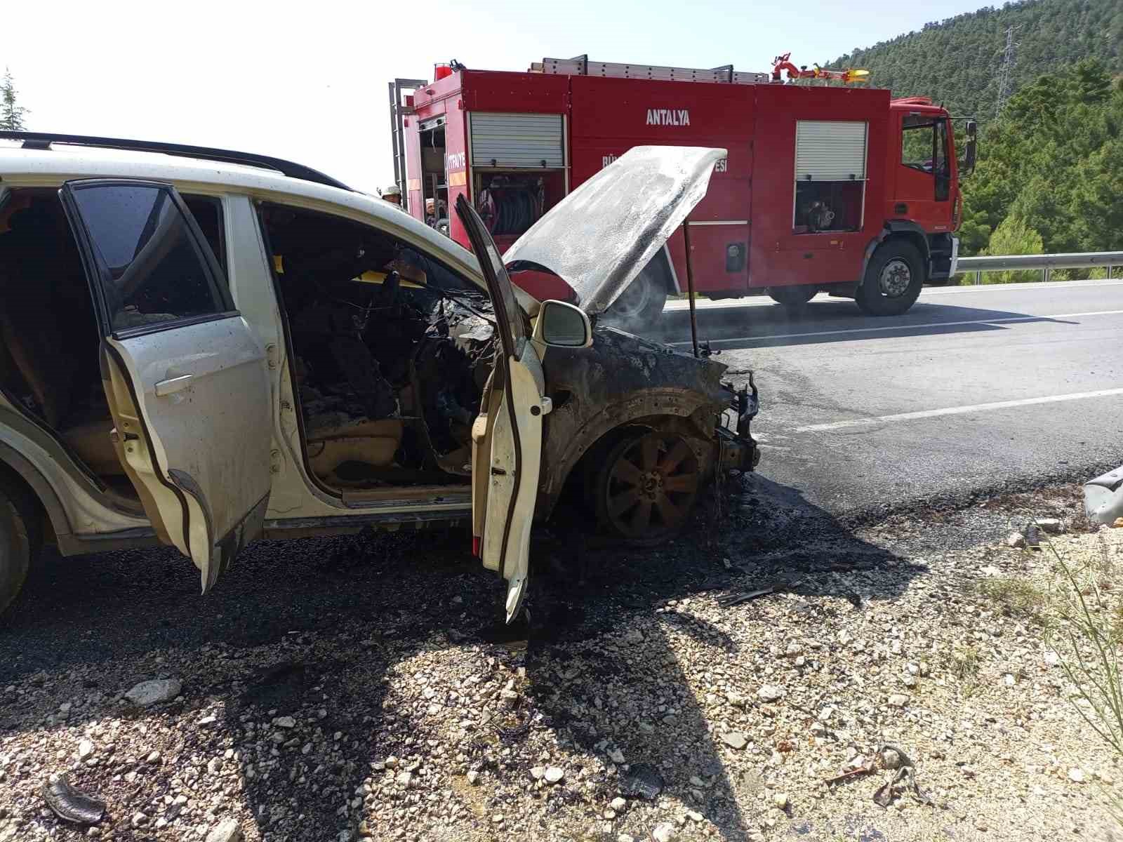 Antalya’da seyir halindeki cip alev aldı 