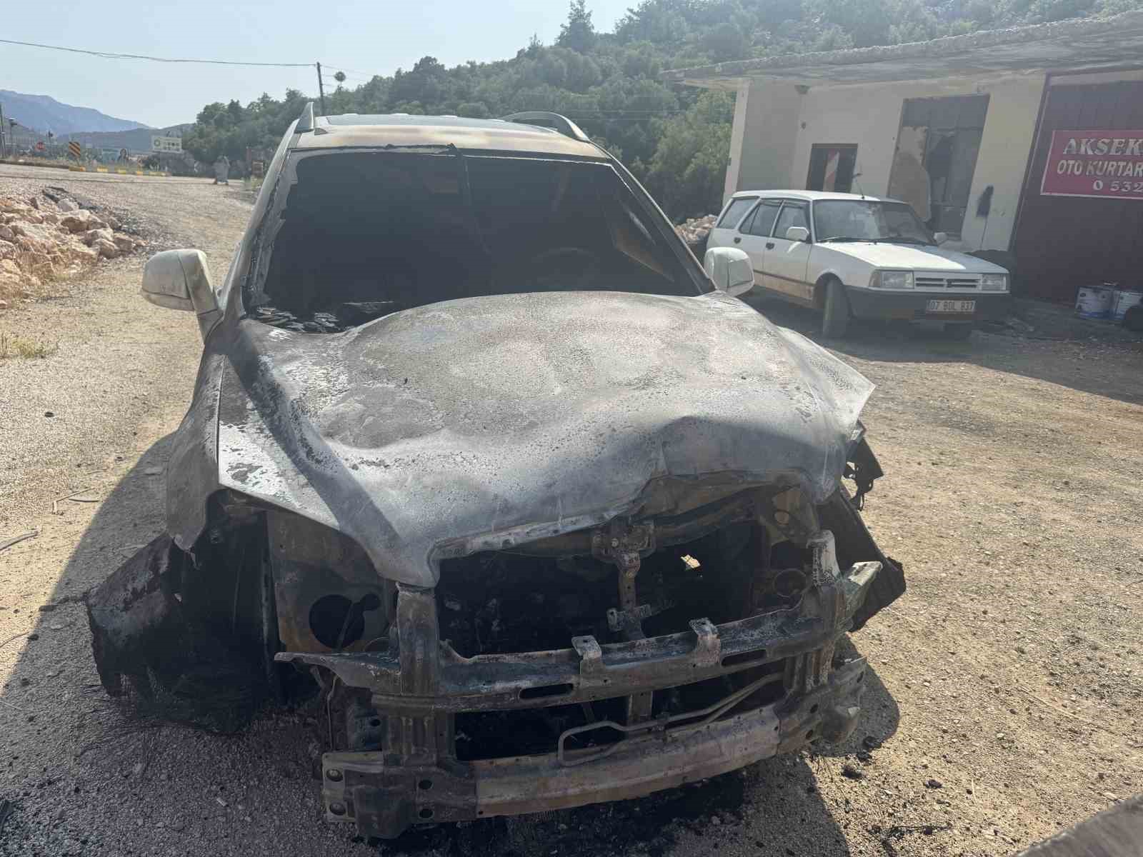 Antalya’da seyir halindeki cip alev aldı 