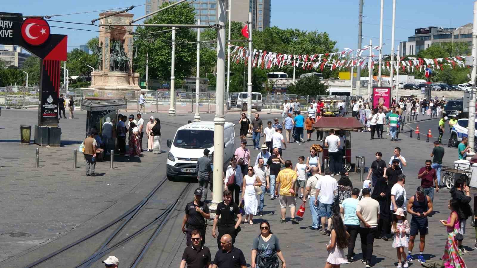 Taksim ve İstiklal Caddesi’nde bayram yoğunluğu 