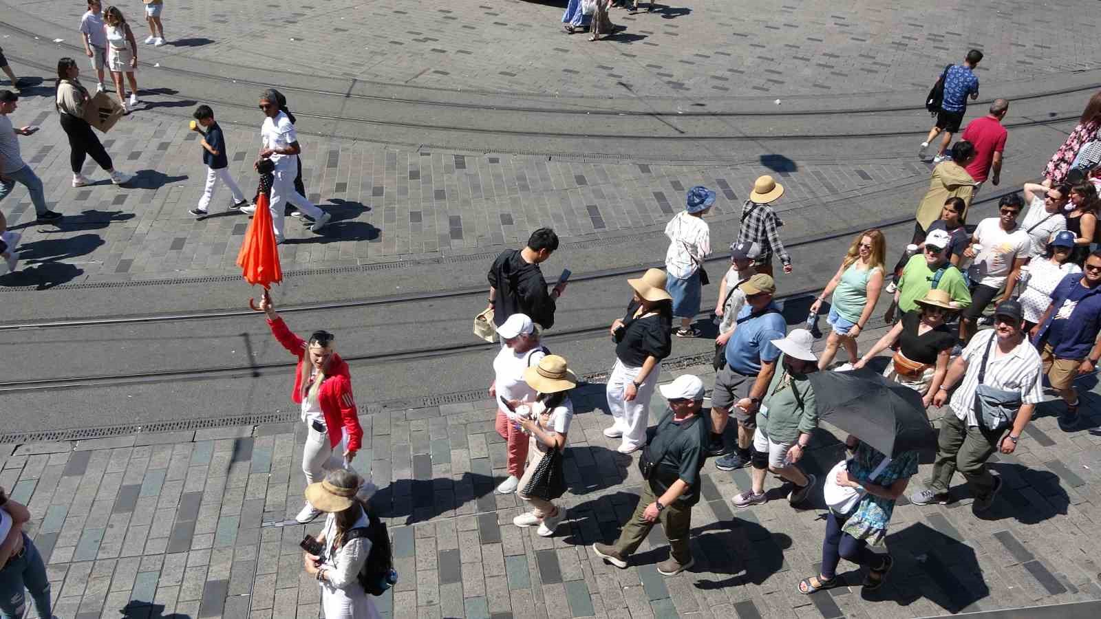 Taksim ve İstiklal Caddesi’nde bayram yoğunluğu 