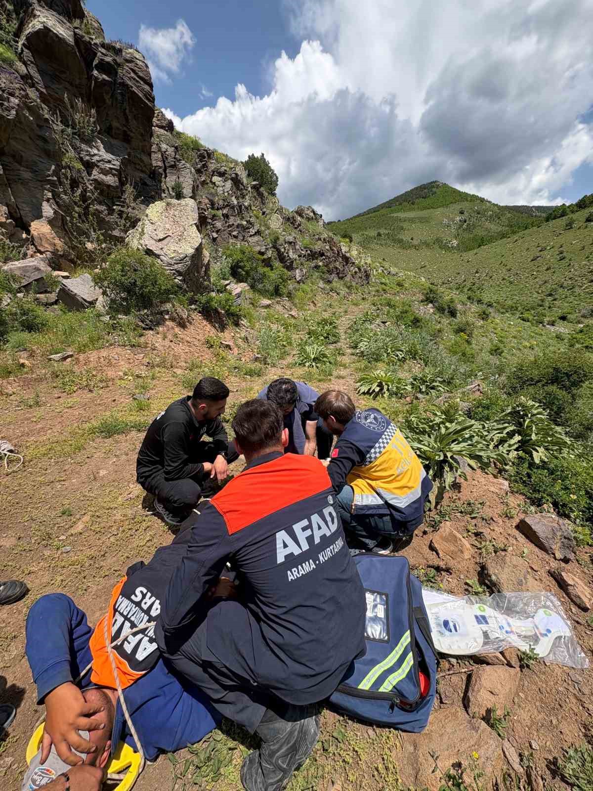 Sarıkamış’ta kayaklıklardan düşen çobanın ayağı kırıldı 