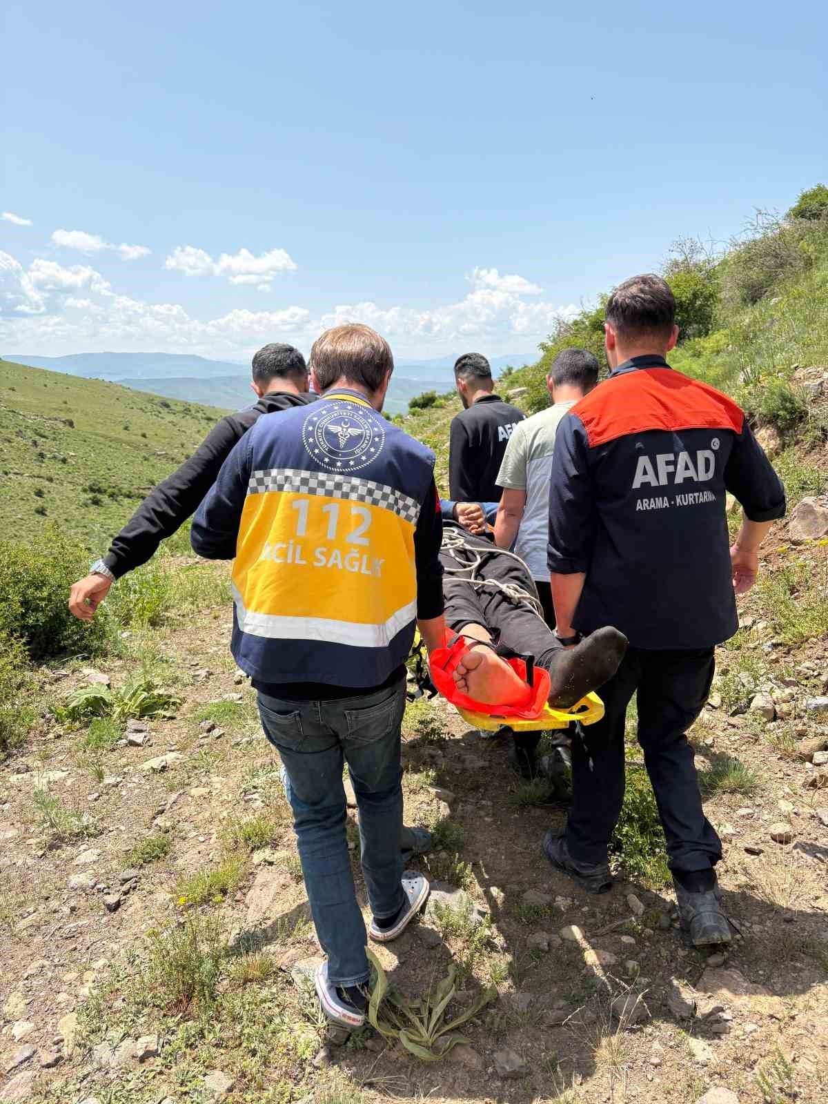 Sarıkamış’ta kayaklıklardan düşen çobanın ayağı kırıldı 