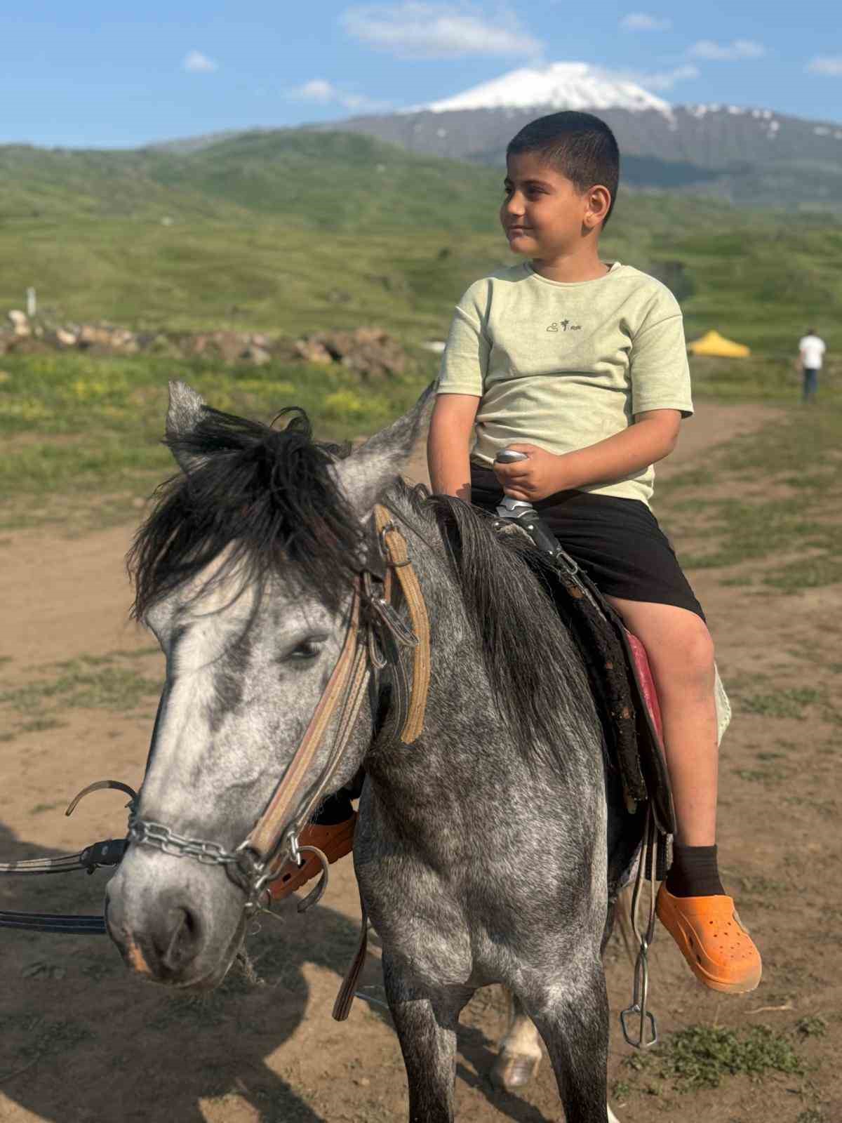 Ağrı Dağı eteklerinde bayram yoğunluğu 