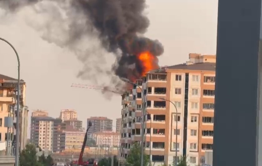 Gaziantep’te 7 katlı binanın çatısı alev alev yandı