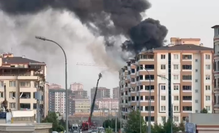 Gaziantep’te 7 katlı binanın çatısı alev alev yandı 