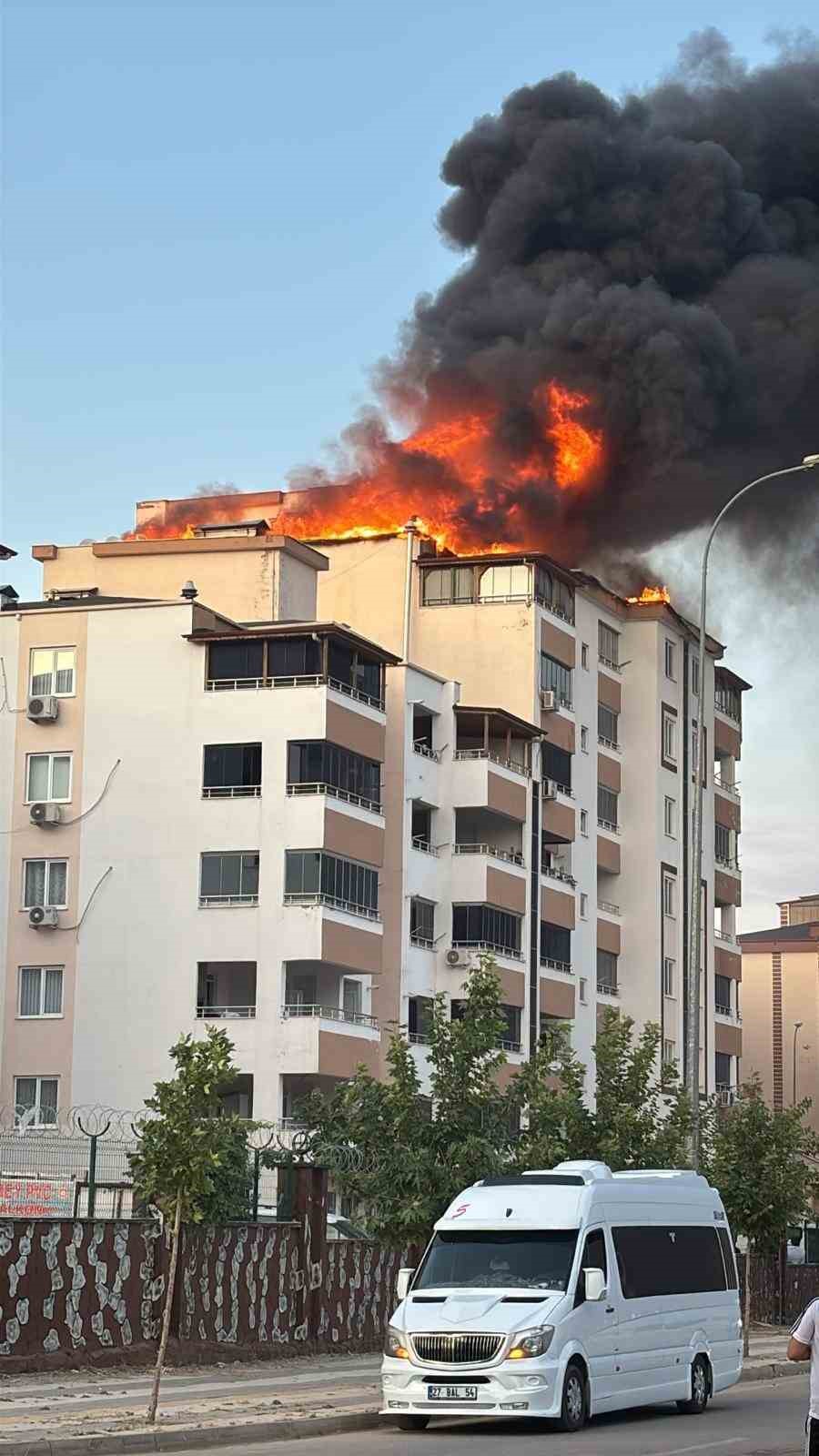 Gaziantep’te 7 katlı binanın çatısı alev alev yandı 