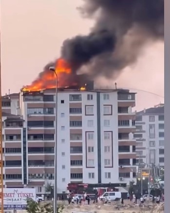Gaziantep’te 7 katlı binanın çatısı alev alev yandı 