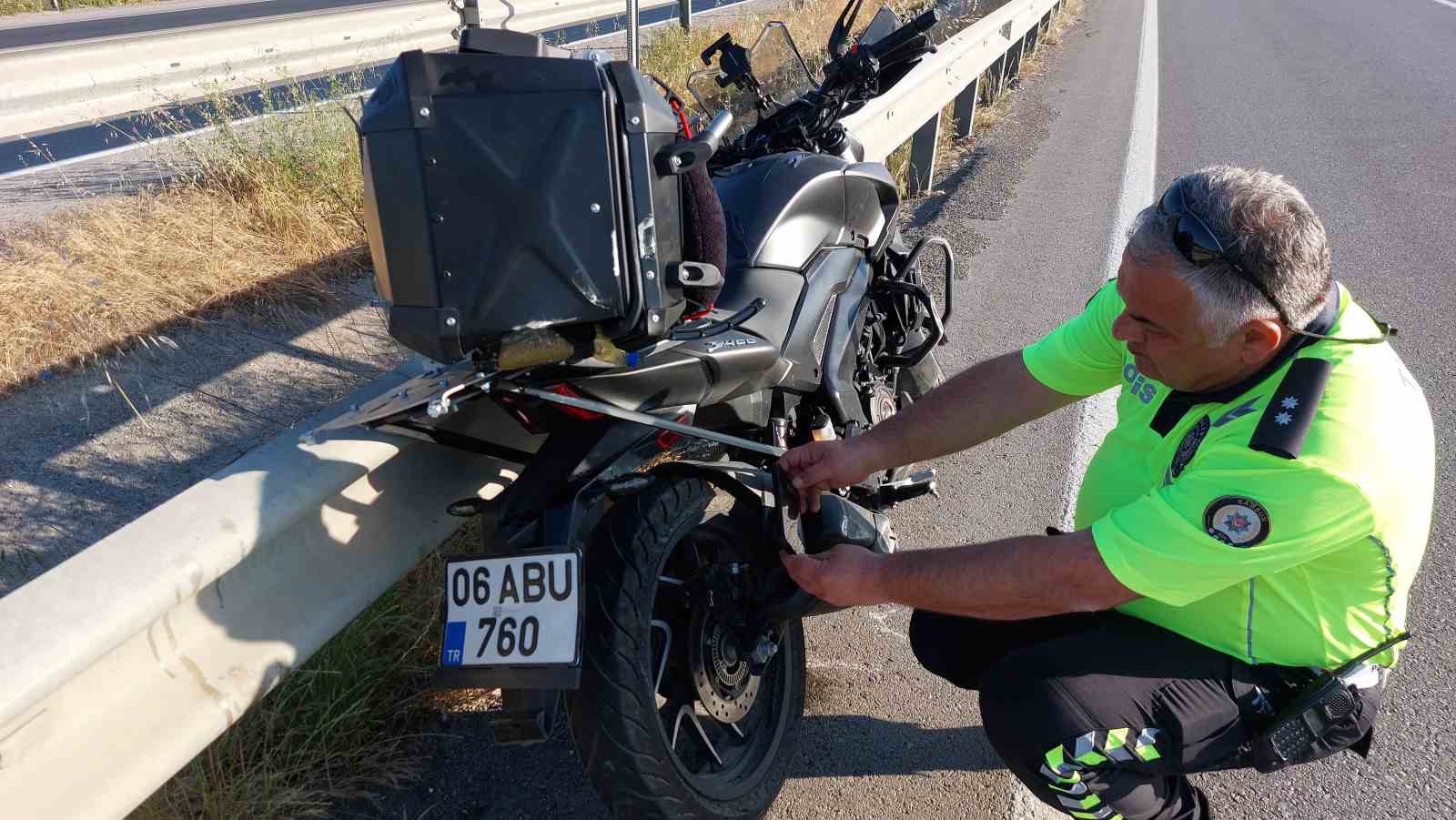 Bariyere çarpan motosiklet 400 metre sürüklendi, sürücü hayatını kaybetti: Kaza anı kamerada 