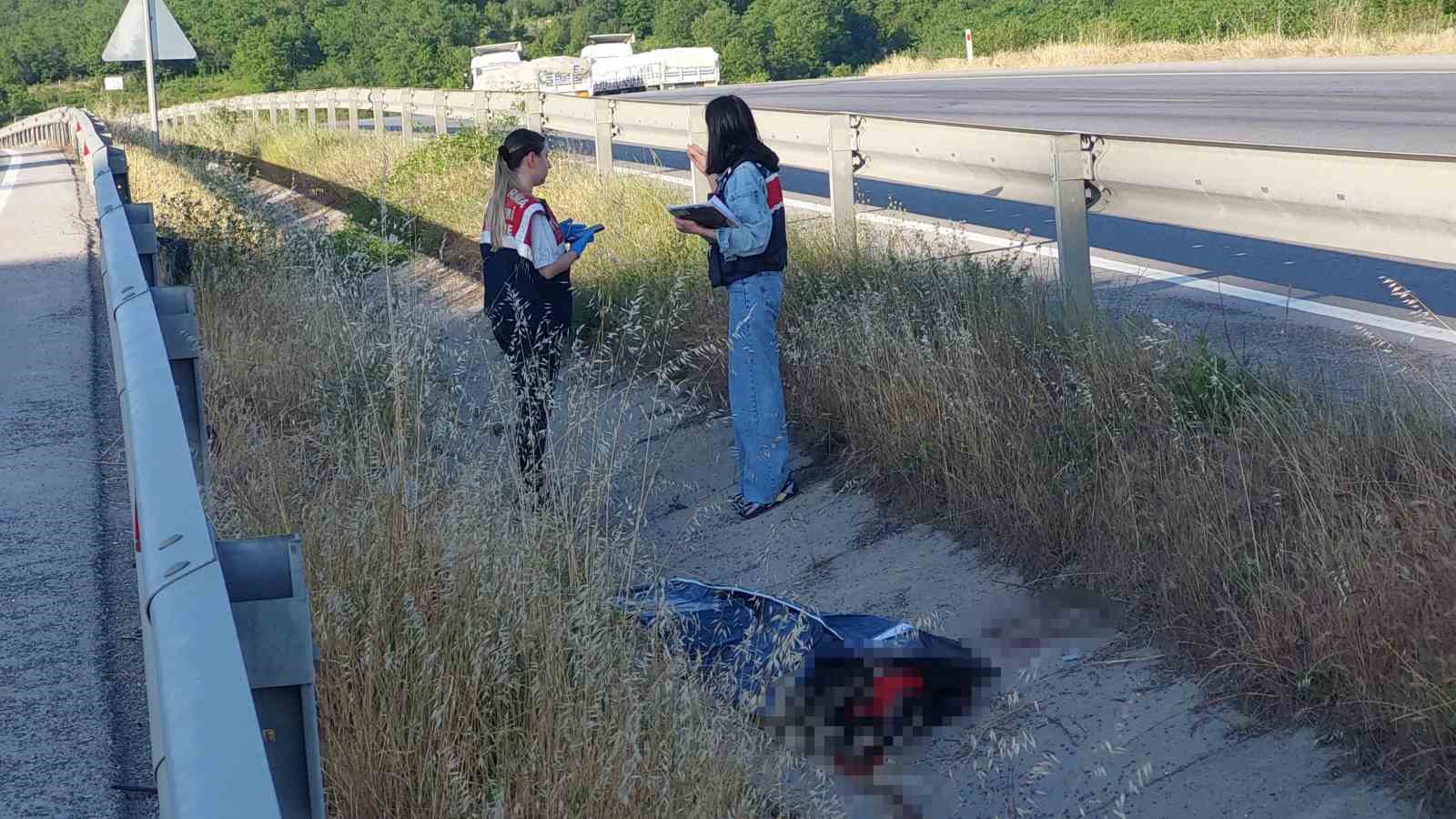Bariyere çarpan motosiklet 400 metre sürüklendi, sürücü hayatını kaybetti: Kaza anı kamerada 